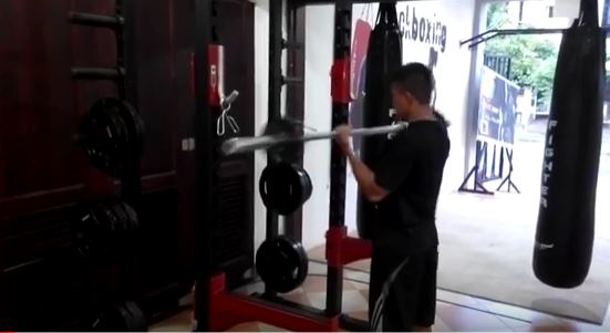 latihan-otot-biceps-di-raga-gym-tempat-fitness-sidoarjo