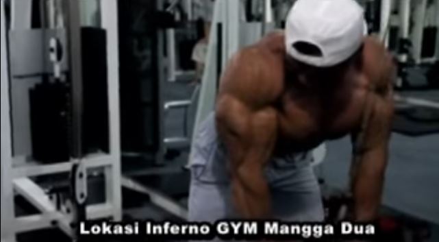 video-putu-sembah-binaraga-indonesia-latihan-otot-tricep-di-fitness-center-inferno