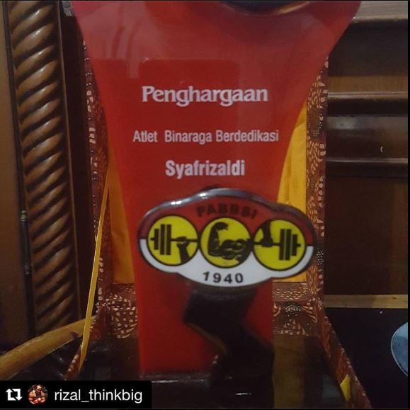 rizal_thinkbig-mndapatkan-anugrah-atlet-brdedikasi-tinggi-dari-menpora-koni-dan-pabbsi-1