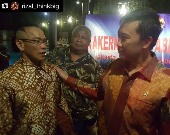 rizal_thinkbig-mndapatkan-anugrah-atlet-brdedikasi-tinggi-dari-menpora-koni-dan-pabbsi