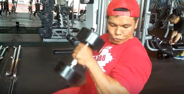 Latihan Doumbbell arm curl untuk membentuk otot bicep Putu sembah