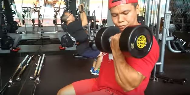 Latihan Doumbel Curl Untuk melatih otot Bicep bisa dilakukan untuk fitness pemula