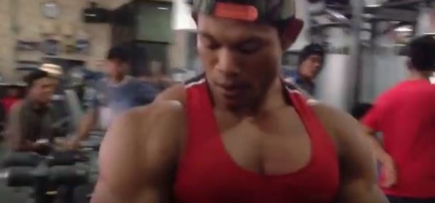 Video Dumbbell bicep curl salah satu latihan untuk membentuk otot lengan Anda