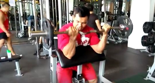 Video Salah Satu cara membentuk Otot Bicep Untuk Fitness pemula preacher curl di gym