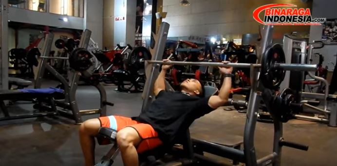 Panji Personal Trainer Osbond Gym Latihan Otot Dada untuk fitness pemula