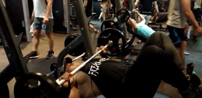 Video Latihan Flat Bench Press Salah Satu Program Untuk membentuk Otot Dada