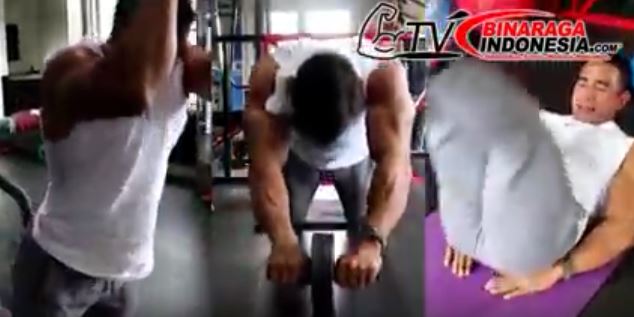 Video Latihan Fitness Untuk membentuk otot Perut Anda Bersama Dedi Hermawan Di Gym