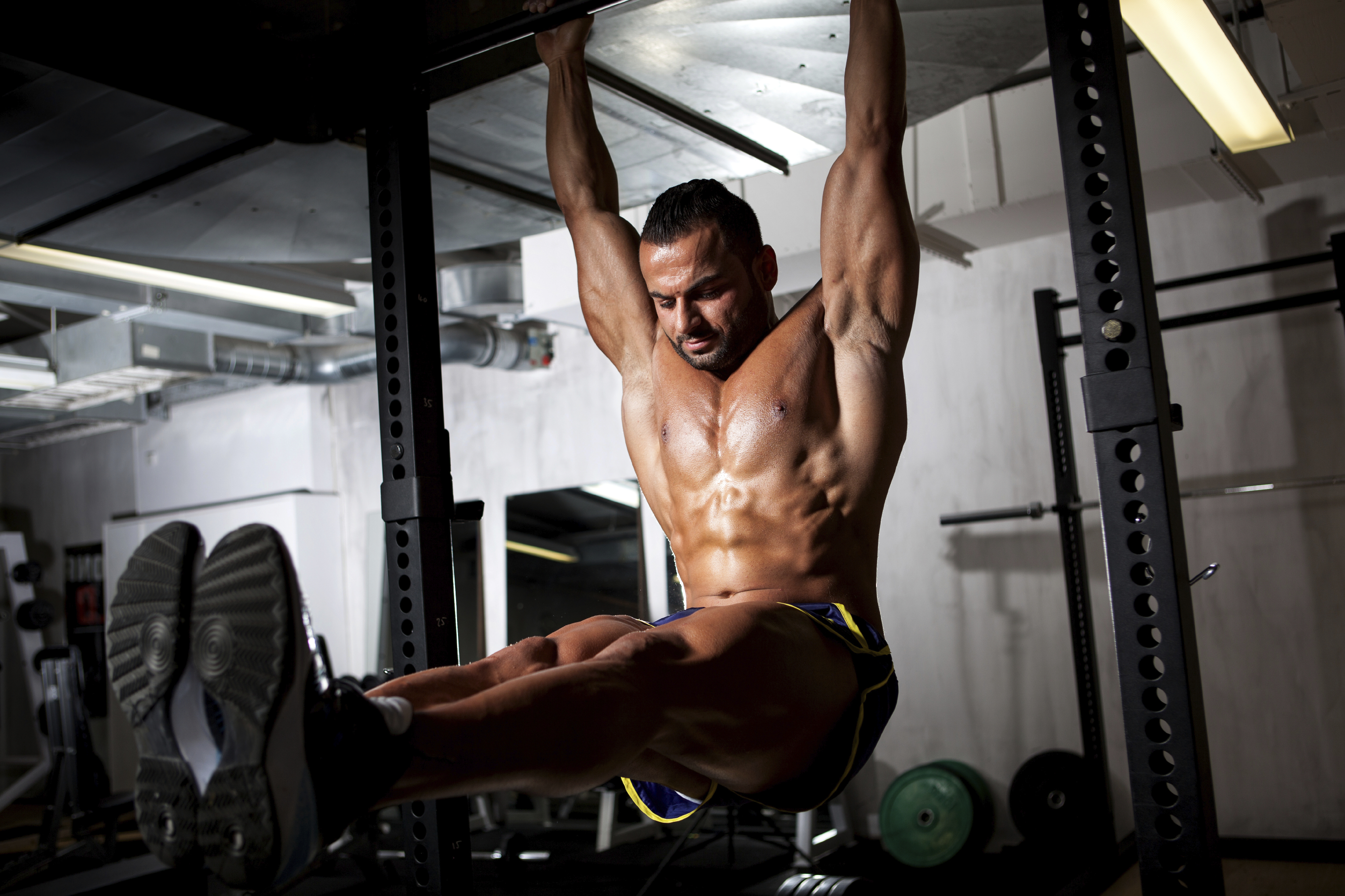 hanging leg raises  latihan otot perut