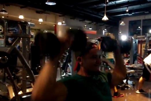 4 Variasi Latihan Untuk membentuk otot bahu di gym