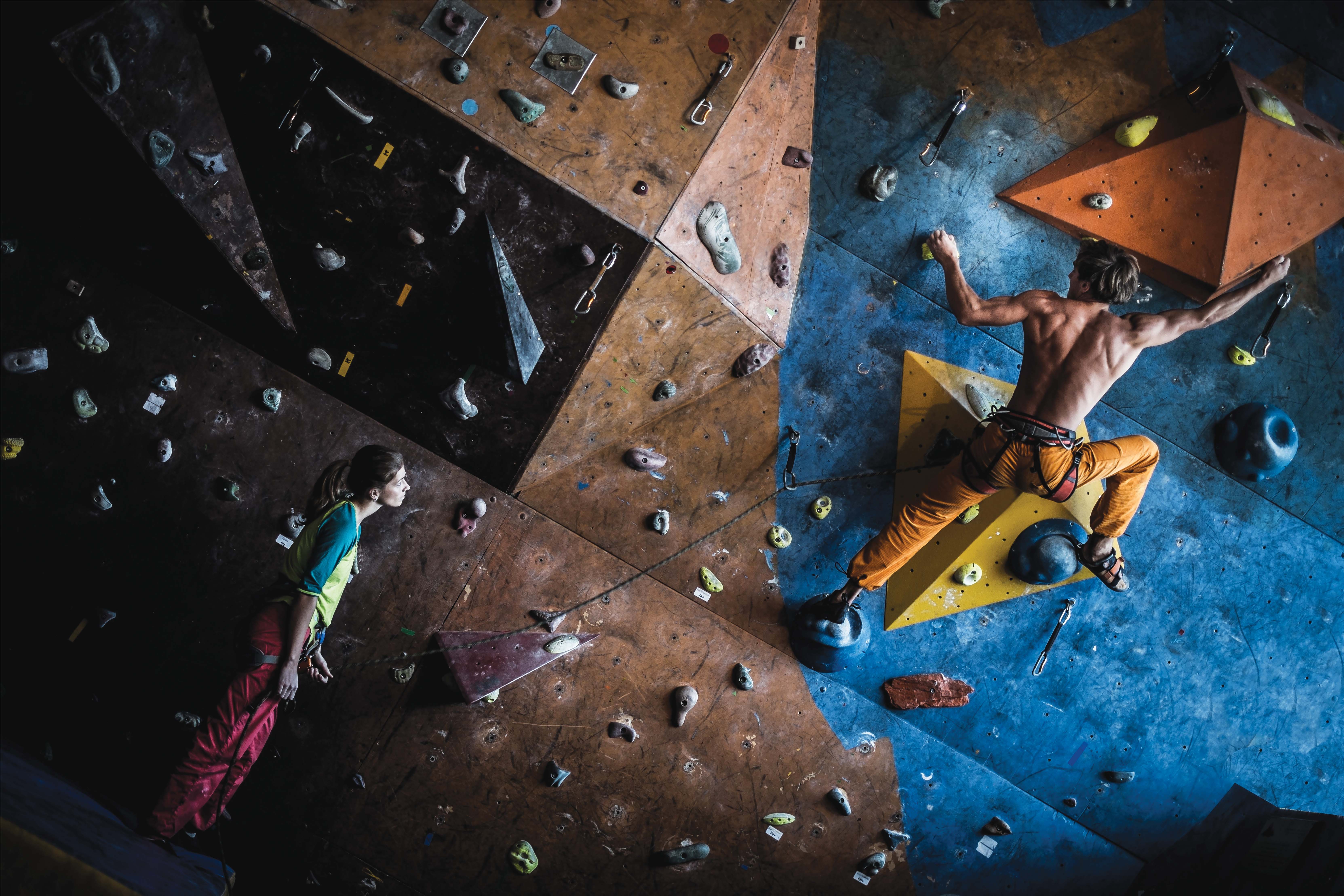 Melatih otot dan nyali dengan Wall Climbing